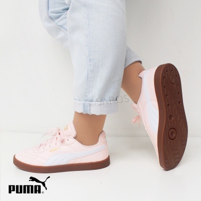 Ténis Puma rosa claro com sola castanha e detalhes dourados em fundo branco