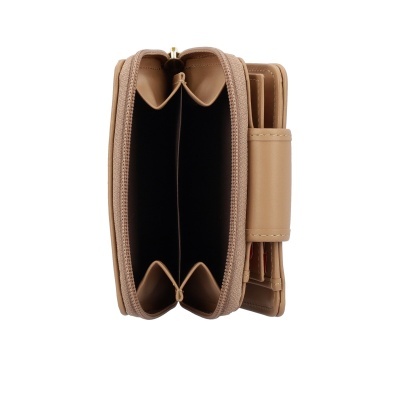 Carteira bege clara em material sintético aberta com fecho de correr.