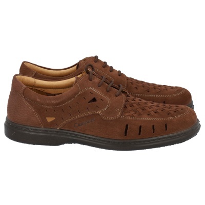 Sapatos marrons de pele com detalhes perfurados e palavra Camport