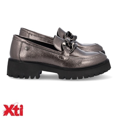 Sapatos mocassim femininos Xti prateados com sola preta grossa e corrente preta