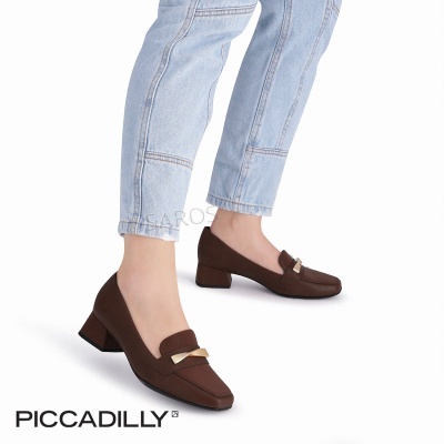 Sapatos mocassim castanhos em pele com salto médio e detalhe dourado, usados com calças de ganga claras
