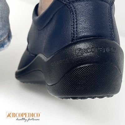 Sapato ArcoPedico em pele preta com sola preta texturada