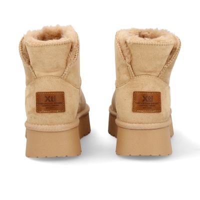 Botins bege com interior peludo e etiqueta traseira Xti
