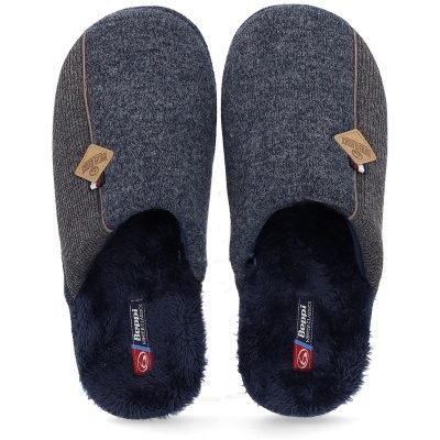 Pantufas cinzentas com interior de pelo azul escuro e etiquetas visíveis