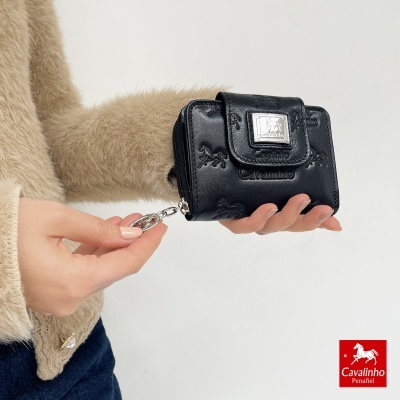 Carteira preta de couro Cavalinho com padrão de cavalinhos e fecho metálico
