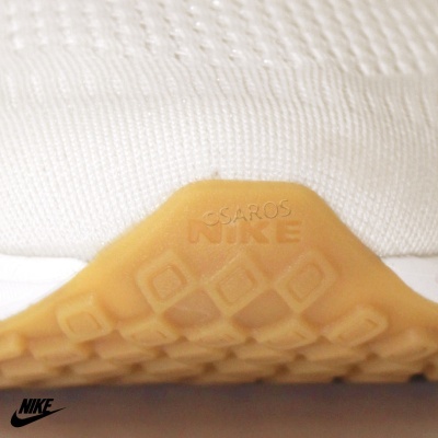 Sola e parte superior de ténis branco com sola castanha clara e textos NIKE e ROSAROS