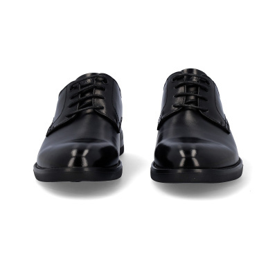 Par de sapatos pretos de couro vistos de frente em fundo branco