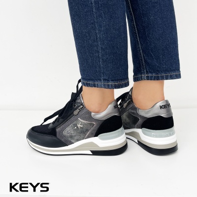 Ténis desportivos cinza e preto com sola branca e preta, ataque e zíper lateral, marca KEYS visível.