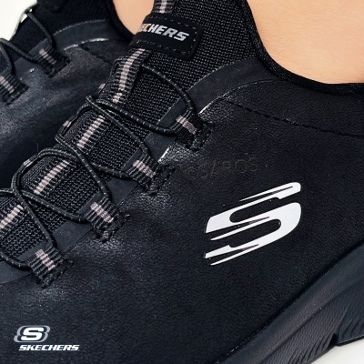 Ténis pretos Skechers com logotipo branco e atacadores cinza