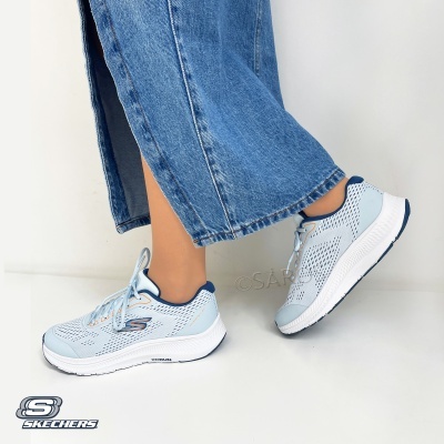 Ténis Skechers azuis com sola branca usados com calças de ganga azuis