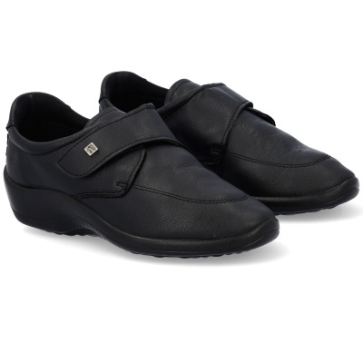 Sapatos pretos de senhora com fecho de velcro