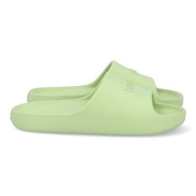 Chinelos slides de borracha verde claro com sola texturizada e logo em relevo