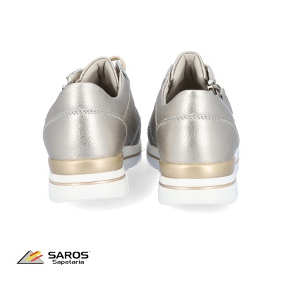 Ténis prateados com sola branca e detalhe dourado vistos pela traseira