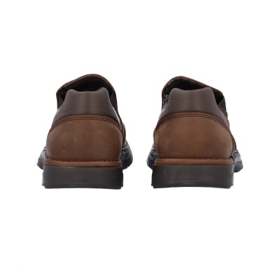 Sapatos masculinos castanho em pele vista traseira com sola preta e detalhe escuro no calcanhar.