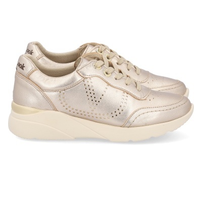 Ténis dourados com logo V e sola branca