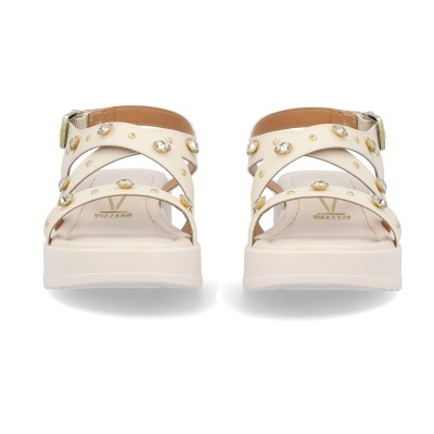 Sandálias creme com tachas douradas e pedras na parte da frente