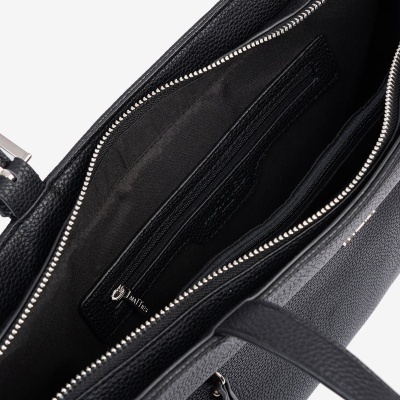 Bolsa preta em pele granulada com fecho de correr aberto a mostrar o interior