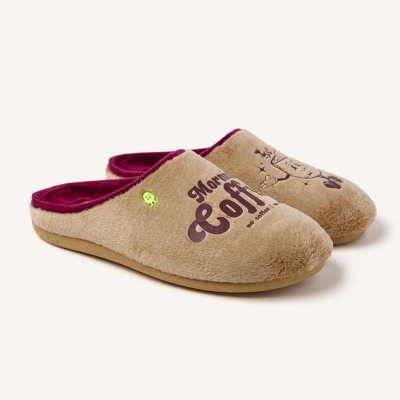 Chinelos castanhos felpudos com interior vermelho e texto 'Morning Coffee'