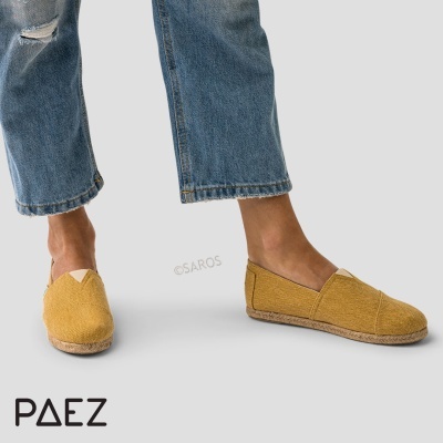 Alpercatas amarelas com sola de corda e calças de ganga azuis