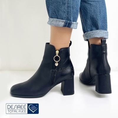 Botins pretos com fecho dourado e salto grosso, calças jeans dobradas
