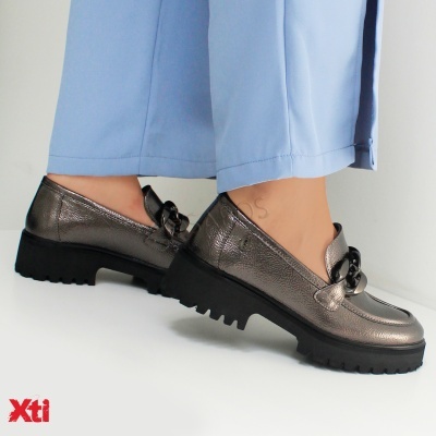 Sapatos mocassim metálicos cinzentos com corrente preta e sola preta robusta