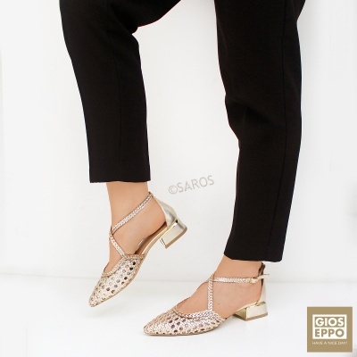 Sapatos de salto médio dourado com tiras finas e padrão texturizado