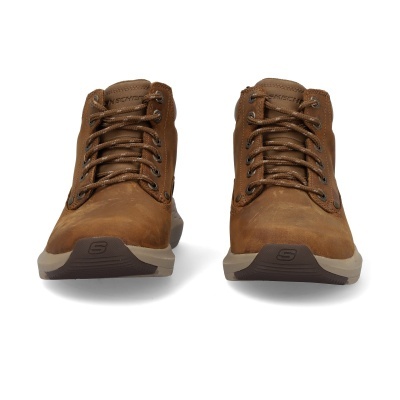 Botas em pele castanhas com atacadores e sola bege