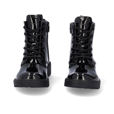 Par de botins pretos em verniz com atacadores e sola preta