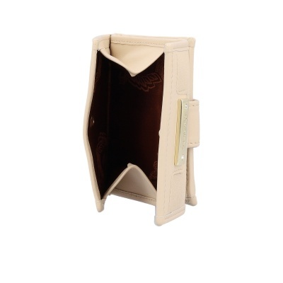 Carteira feminina bege em pele com interior castanho e placa dourada com texto.