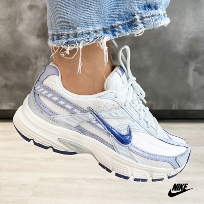 Ténis desportivos Nike brancos e azuis com sola robusta e atacadores brancos