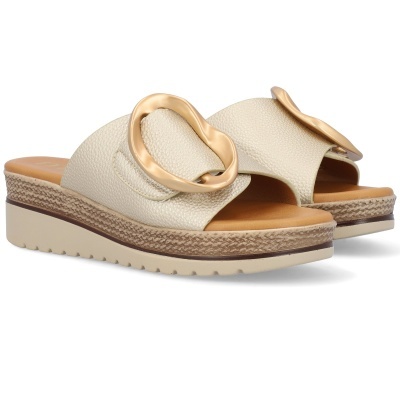 Sandálias de cunha bege com fivela dourada