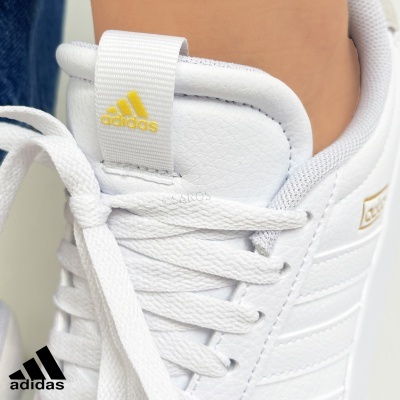 Sapatilha Adidas branca com logótipo amarelo na língua