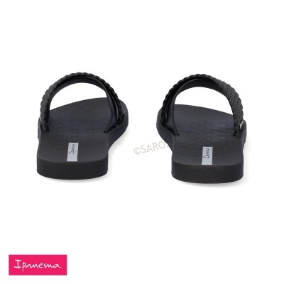 Chinelos pretos Ipanema com tira texturada e sola lisa