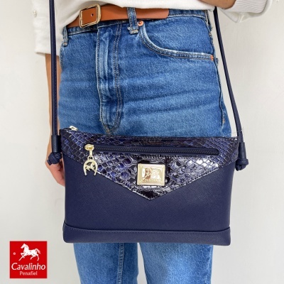 Bolsa feminina azul escura com textura imitação pele de cobra e fecho zip