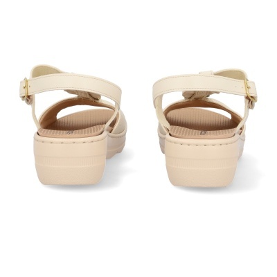 Sandálias bege com salto médio e tiras com fivela dourada vistas de trás