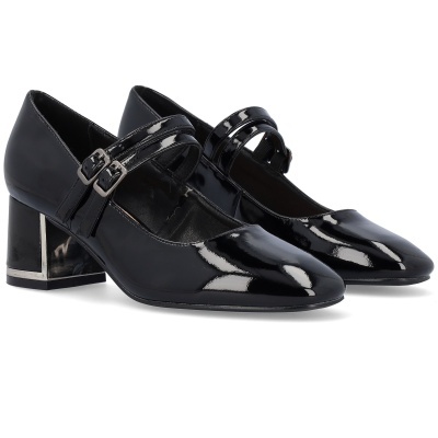 Par de sapatos pretos de verniz com tacão quadrado e fivelas prateadas