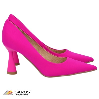 Sapatos de salto alto rosa em fundo branco com logo SAROS Sapataria
