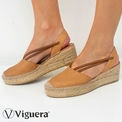 Sandálias de cunha em pele castanha com sola em cortiça e detalhe cor de rosa