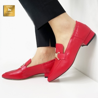Sapatos mocassim vermelhos em couro com fivela dourada
