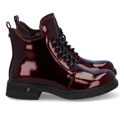 Bota feminina verniz vermelho escuro com atacadores pretos e sola preta