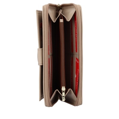 Carteira bege com compartimentos internos aberta