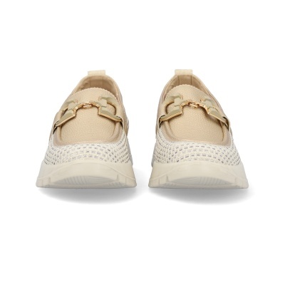 Sapatos loafer bege claro com detalhe dourado e sola clara