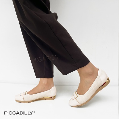 Sapatos rasos femininos em pele bege clara com detalhes dourados