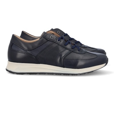 Par de sapatilhas de couro azul escuro com sola branca e atacadores azuis