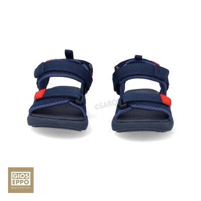 Sandálias de criança azuis com detalhes vermelhos e tiras de velcro
