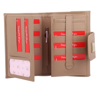 Carteira bege claro aberta com compartimentos e etiquetas vermelhas