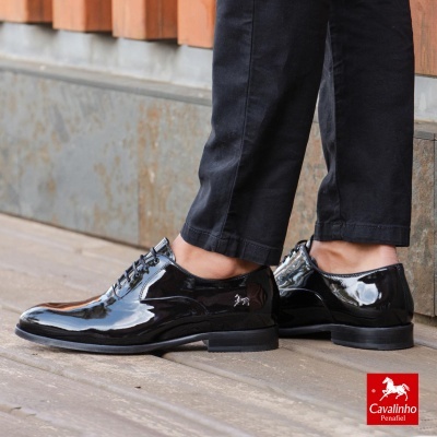 Sapatos sociais masculinos pretos de verniz brilhante com atacadores e logótipo Cavalinho