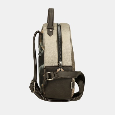 Mochila pequena bege e castanha com padrão monograma e alças ajustáveis