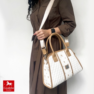 Mala de mão Cavalinho branca e castanha com padrão de cavalos e ferraduras e alça de ombro creme