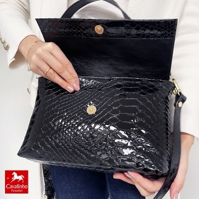 Mala preta Cavalinho em pele com padrão crocodilo e fecho dourado